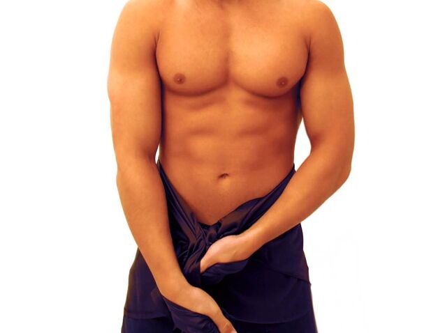 Мужчина выполняет упражнения для увеличения полового члена.